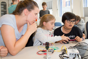 Ann-Kristin ist Studentin an der FH Kiel und unterstützt Elina und Josie beim Programmieren (v.l.n.r). [Foto: Ohm]