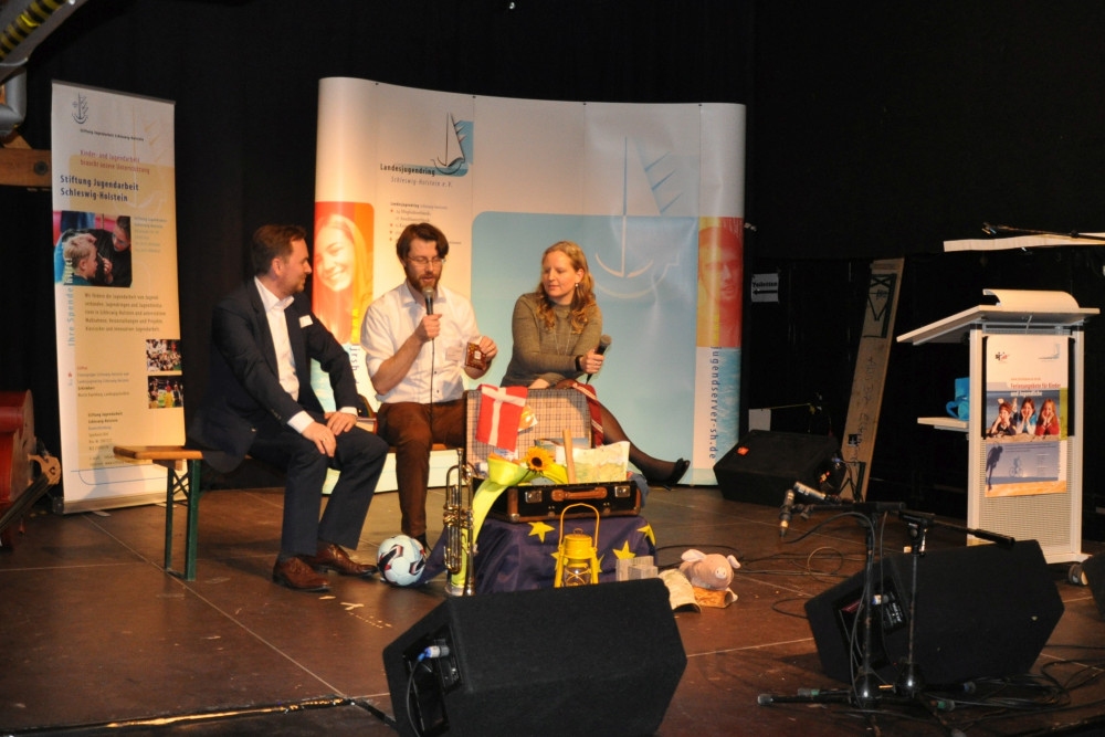 Staatssekretär Dr. Matthias Badenhop im Gespräch mit Moderator Jochen Wilms und Alexandra Ehlers, Vorsitzende des LJR