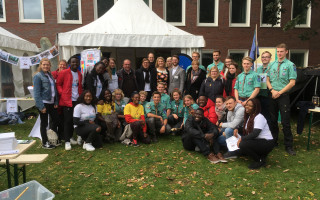 Gruppenbild vor dem Stand