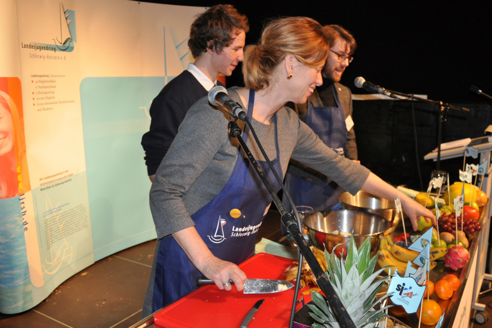 Prien schneidet Obstsalat